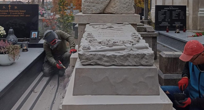 Kolejny odnowiony nagrobek wrócił na cmentarz św. Krzyża