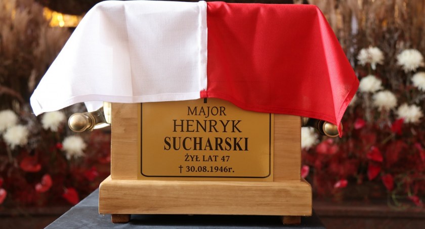 Trwa pogrzeb Majora Henryka Sucharskiego – patrona pułtuskiej PSP 2 – i pozostałych obrońców Westerplatte