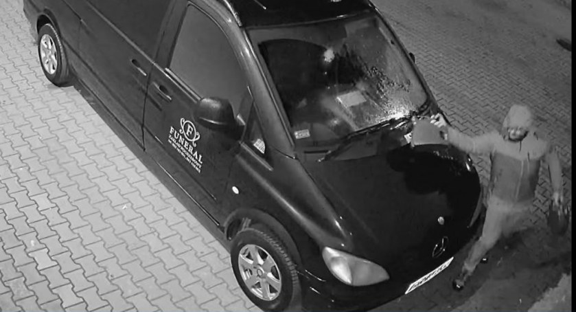 Cała akcja trwała nieco ponad dwie minuty. W czasie podpalenia w kaplicy znajdowały się ciała – wszystko o podpaleniu karawanu i apel właścicieli zakładu pogrzebowego