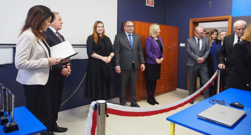 Otwarcie pracowni sztucznej inteligencji w ZS CKR w Golądkowie