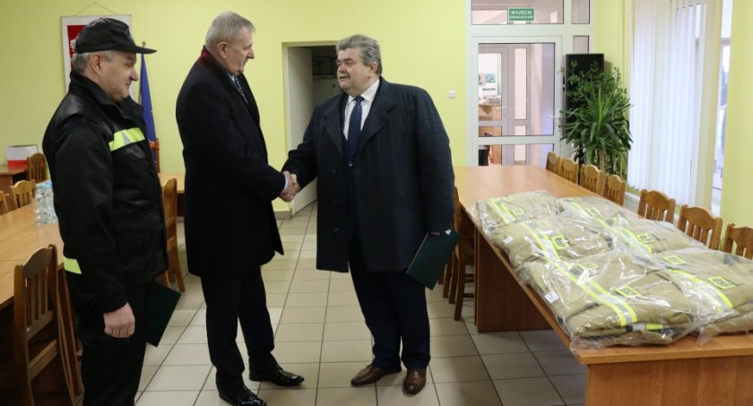 Przekazanie specjalistycznych ubrań dla OSP Gzy