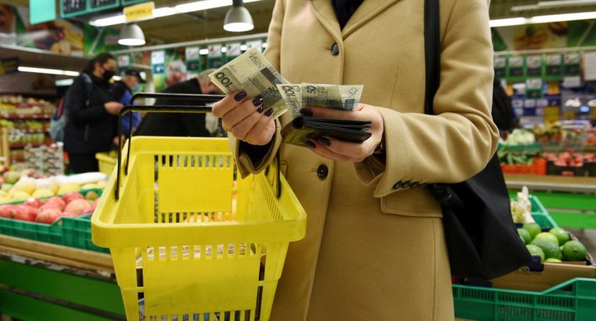 SONDAŻ: Na spożywce chce oszczędzać ponad 80% Polaków