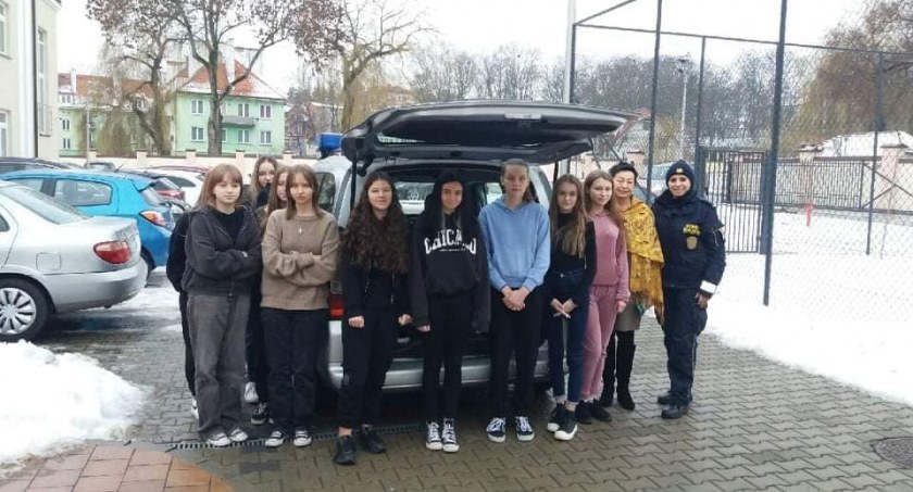 Uczniowie LO zorganizowali zbiórkę dla bezdomnych zwierząt