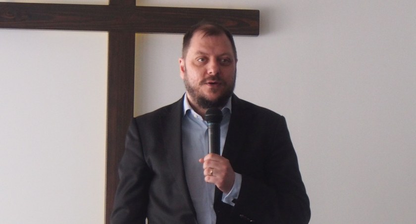 Moim szczęściem jest być blisko Boga - wywiad z pastorem Piotrem Dampsem