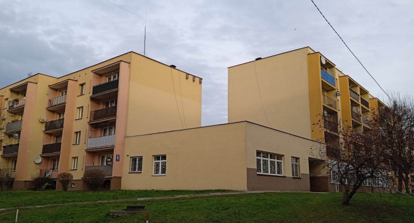 Wszedł na dach bloku, puszczał fajerwerki, wywołał pożar 
