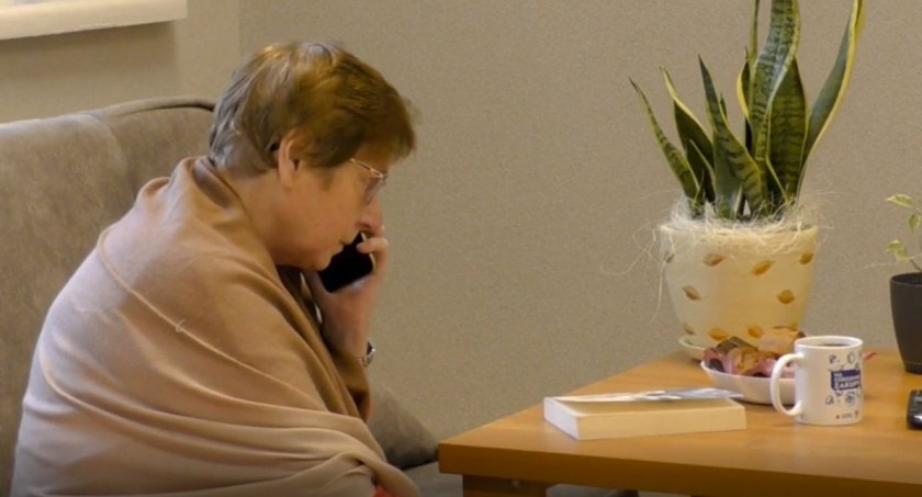 „Zadzwonił do mnie mężczyzna, podał się za syna...” – jak Teresa straciła oszczędności i jak tego uniknąć – FILM