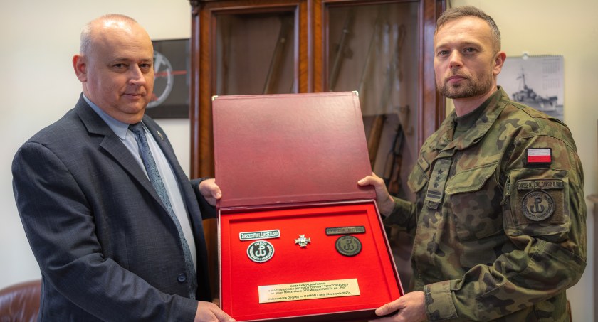 Odznaka pamiątkowa 5 Mazowieckiej Brygady OT w Muzeum Wojska Polskiego