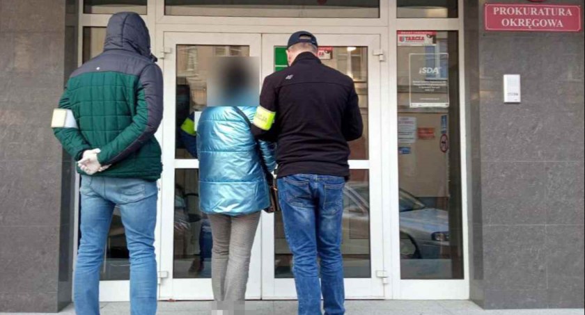 Dwaj lekarze, właściciele i kierownicy aptek oraz przedstawiciel dużej firmy farmaceutycznej z zarzutami
