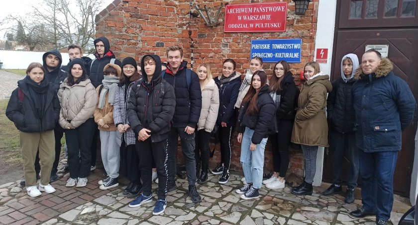 Młodzież poznała historię archiwum