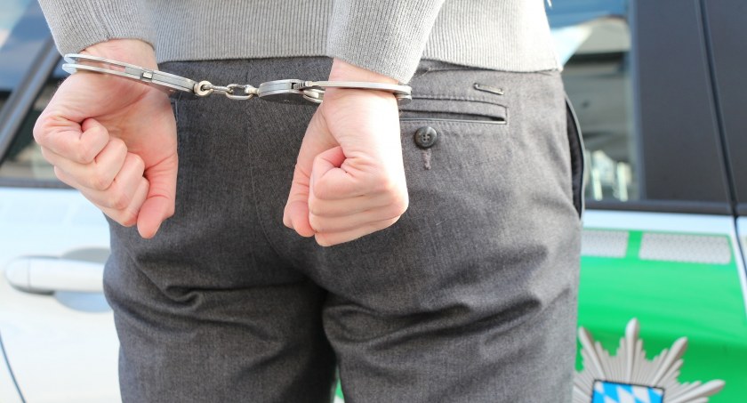 Poszukiwany, nietrzeźwy i bez uprawnień 