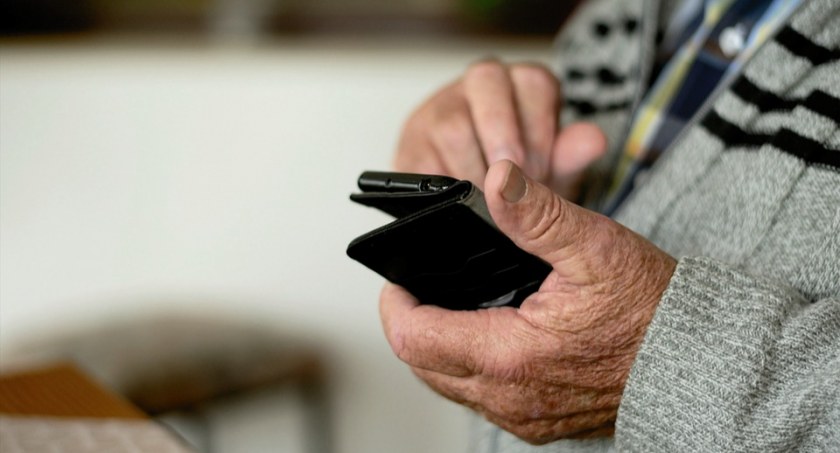 Senior z powiatu pułtuskiego oddał oszustom swoje oszczędności
