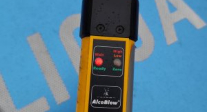 Pijany motorowerzysta wjechał w drzewo