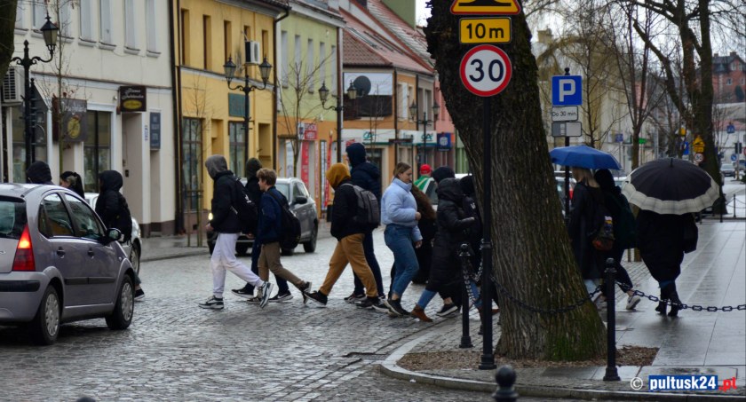 Dzień wagarowicza - czy warto? (Zdjęcia poglądowe. Widoczna na nich młodzież NIE uczestniczy w wagarach)