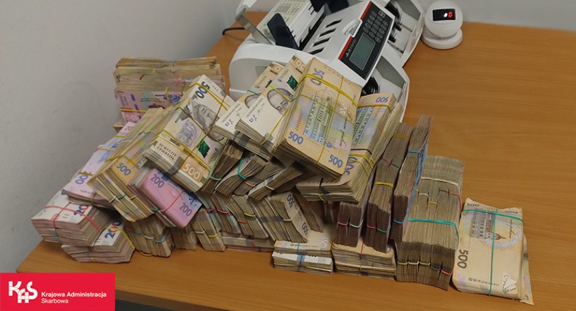 Podróżni próbowali wwieźć bez zgłoszenia dewizy w różnych walutach