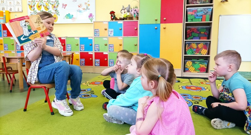 Absolwentka przedszkola czytała młodszym kolegom