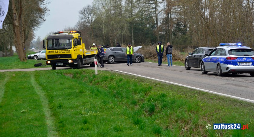 FOTO Uwaga kierowcy – wypadek na trasie Pułtusk-Nasielsk. Ruch całkowicie zablokowany!