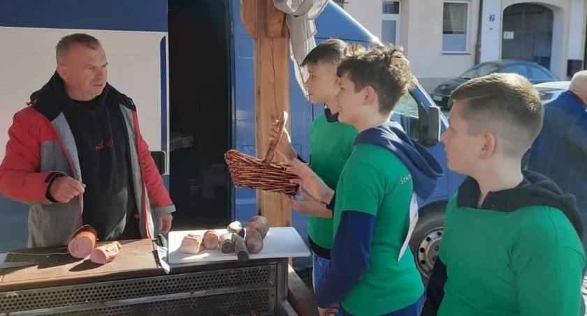 Uczniowie Jedynki rozdają prezenty mieszkańcom. Dzień Ziemi 2023 