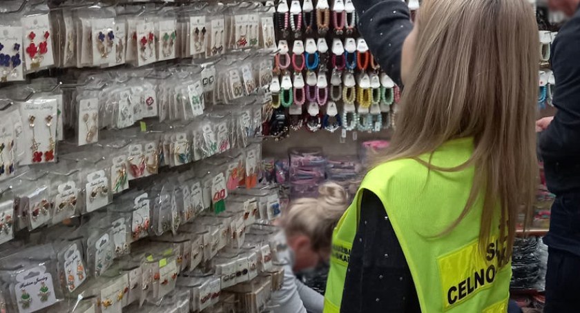 Podróbki warte miliony. KAS przejęła ponad 3,5 tys. szt. podrobionej biżuterii
