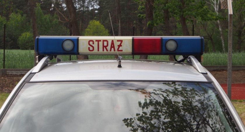 Utrudnienia na drogę w kierunku Ostrołęki – trwa akcja gaszenia samochodu