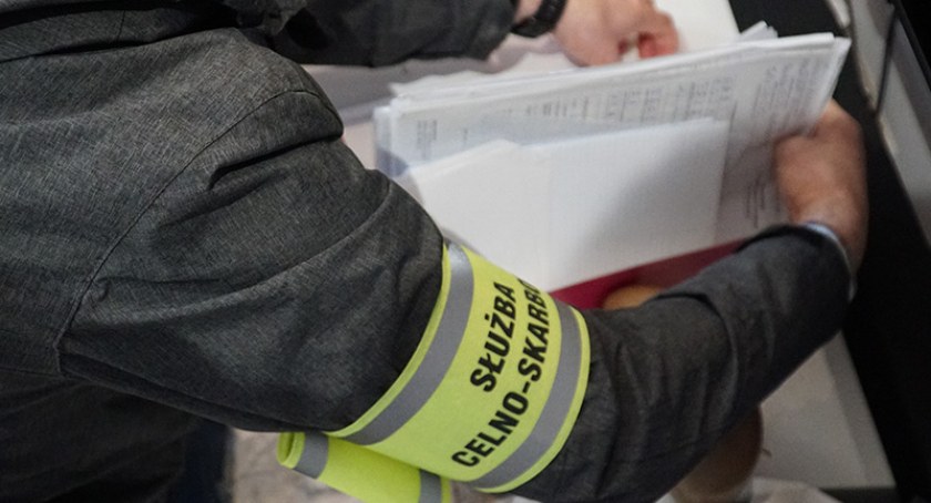 Fałszywe faktury za 64,5 mln zł. Służby zatrzymały 6 osób