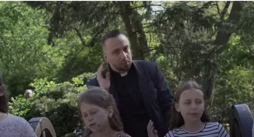 Bóg jest tu, czyli ks. Piotrek, uczniowie Jedynki i Trójki nakręcili teledysk z religijnym coverem