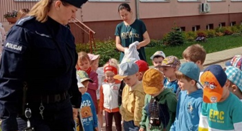 Policjanci uczyli najmłodszych zasad bezpieczeństwa