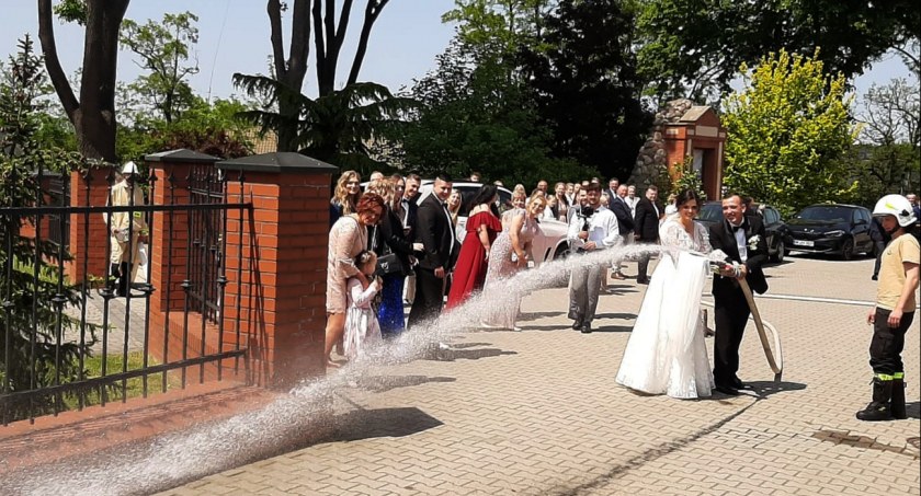  Strażacy zorganizowali bramkę. Panna młoda miała nie lada zadanie!