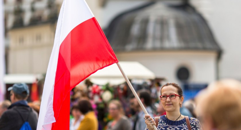 Byciem Polakiem to powód do dumy czy wstydu? Raport na temat typów identyfikacji z polskością