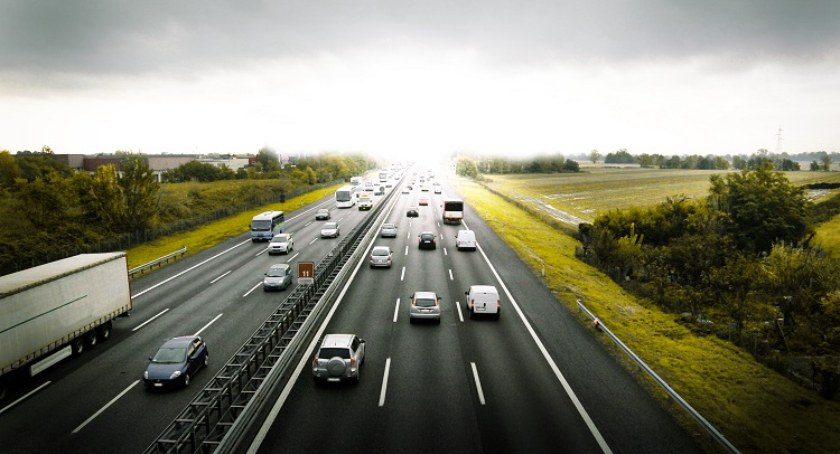 Troska o kierowców czy element kampanii wyborczej? Ile będą nas kosztować bezpłatne autostrady?