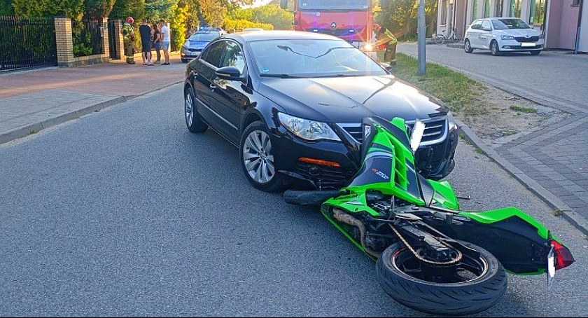 Osobówka zderzyła się z motocyklem. 24-letnia kobieta trafiła do szpitala