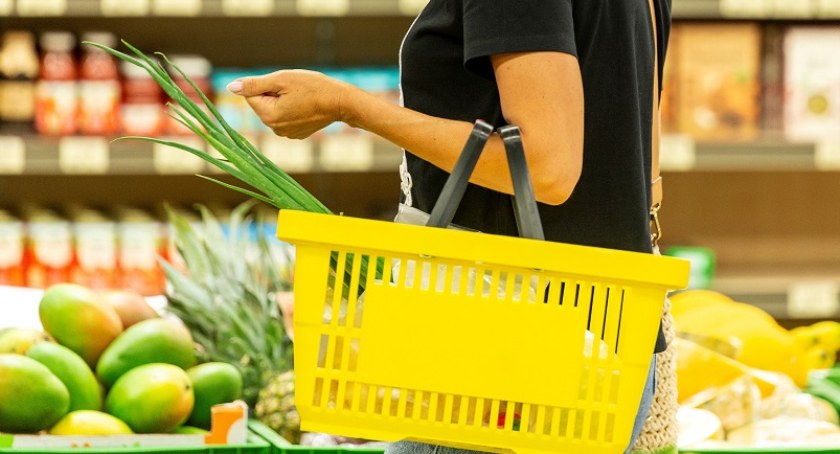 Dwucyfrowa drożyzna wciąż się utrzymuje w sklepach. Ceny warzyw biją kolejne rekordy