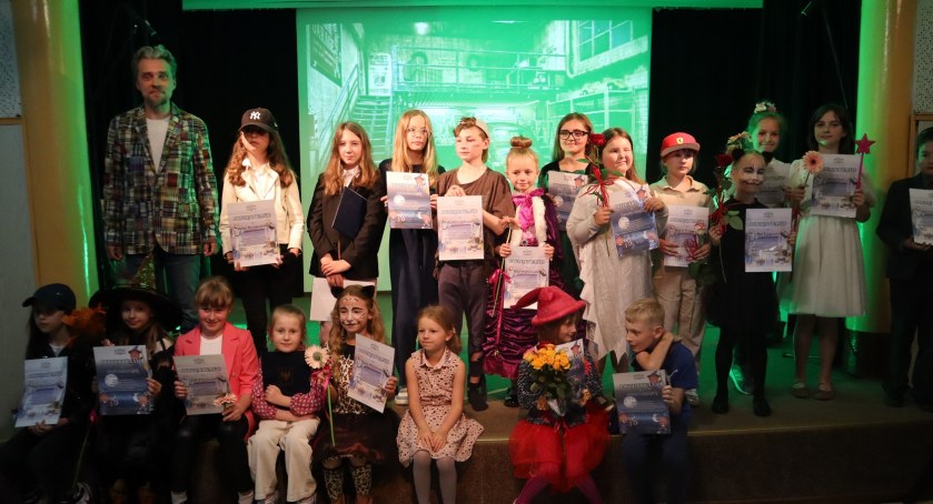 Młodzi aktorzy MCKiS w spektaklu teatralnym