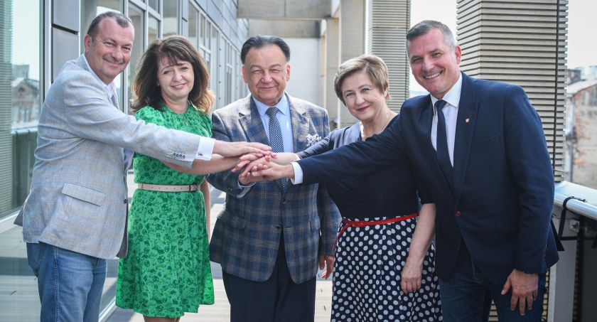 Zarząd województwa mazowieckiego z absolutorium i wotum zaufania