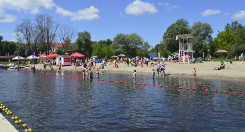 Plaża miejska w Pułtusku czynna już od najbliższej soboty. Sprawdziliśmy też najbliższe strzeżone kąpieliska