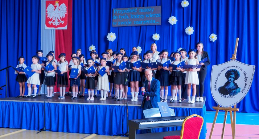 Przyszłość należy do tych, którzy wierzą w swoje marzenia - zakończenie roku szkolnego w Jedynce