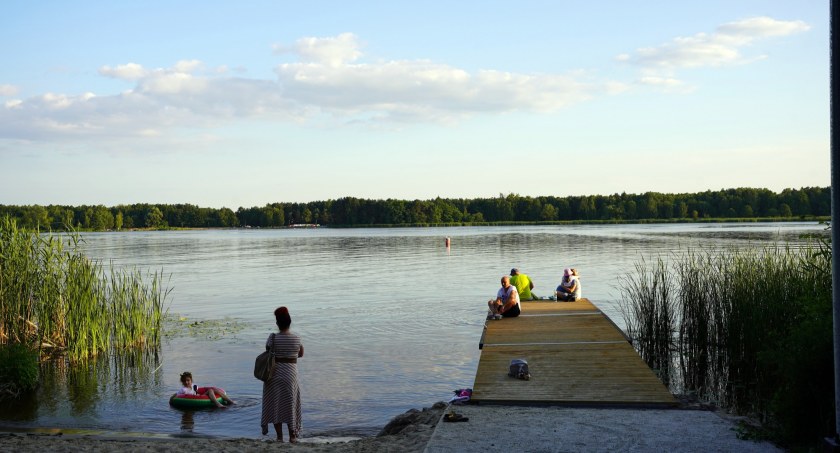 Nowa plaża i pomost pływający u sąsiadów. Może być celem wakacyjnych wypadów dla pułtuszczan