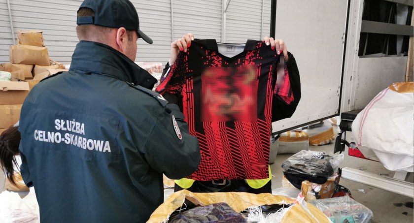 Podróbki w naczepie. Mazowiecka KAS zatrzymała odzież wartą 4 mln zł