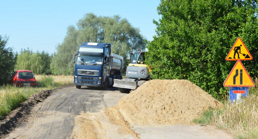 Przebudowa dróg w miejscowości Trzciniec, Zakręt i Białowieża