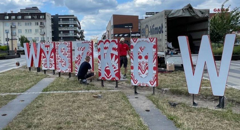 U sąsiadów montują napis promocyjny WYSZKÓW. Czy chcielibyście taki w Pułtusku?