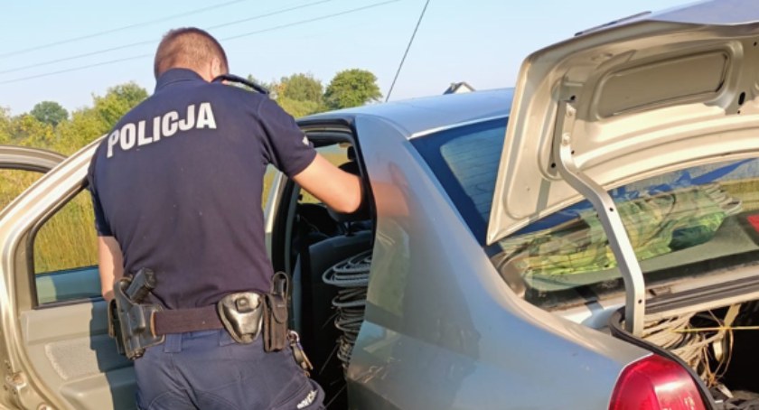 Policyjny pościg ulicami Pułtuska – kierowca miał zakaz prowadzenia samochodu i posiadał narkotyki