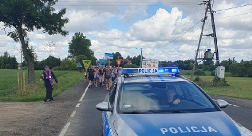 Ełcka pielgrzymka przeszła przez Pułtusk. Pielgrzymów na terenie powiatu eskortuje nasza Policja