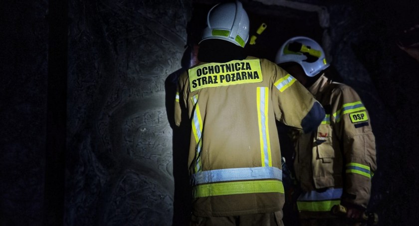 Strażacy pomogli Policji w ratowaniu psa
