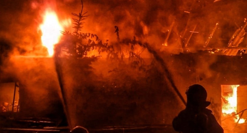 Ogromny pożar w powiecie pułtuskim. Są poszkodowani