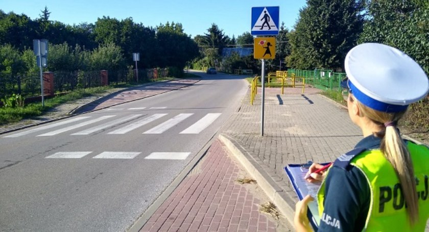 Pułtuscy policjanci sprawdzają oznakowanie przy szkołach