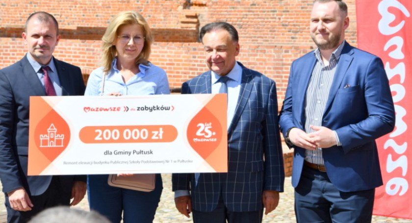 Wręczenie czeków na realizację zadania pn. „Remont elewacji budynku Publicznej Szkoły Podstawowej nr 1 w Pułtusku – Etap II”