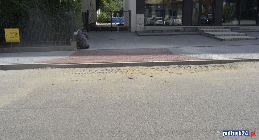Na Traugutta widać już nowy chodnik
