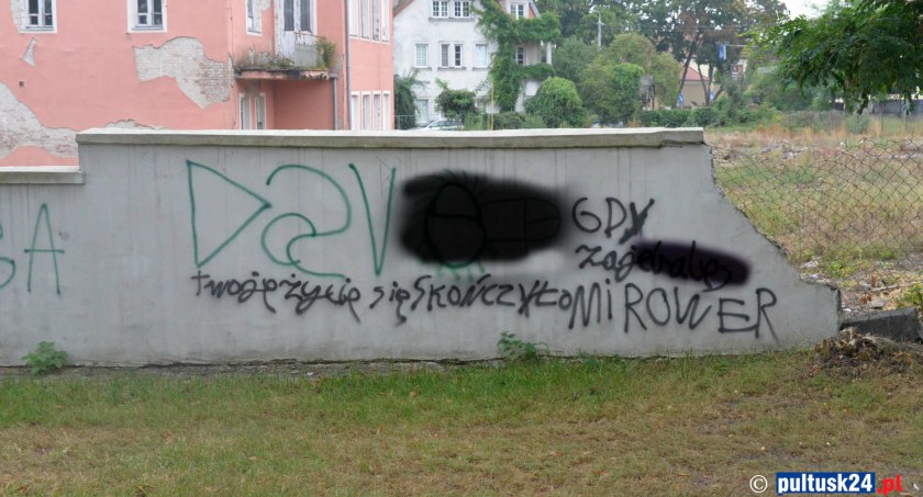 Żal po stracie roweru wyładował na murach wzdłuż pasażu Klenczona