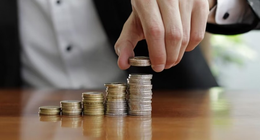 Widzisz w sieci hasła „zarabianie w domu”, „kryptowaluty” i „szybki zysk”? To prawdopodobnie piramidy finansowe