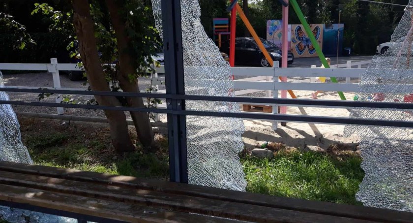 Wandale zniszczyli przystanek na Popławach