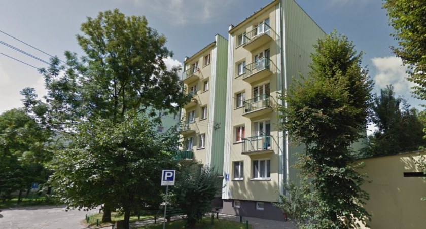 Dlaczego mężczyzna wypadł z 4 piętra? Przyczyny ustala Policja